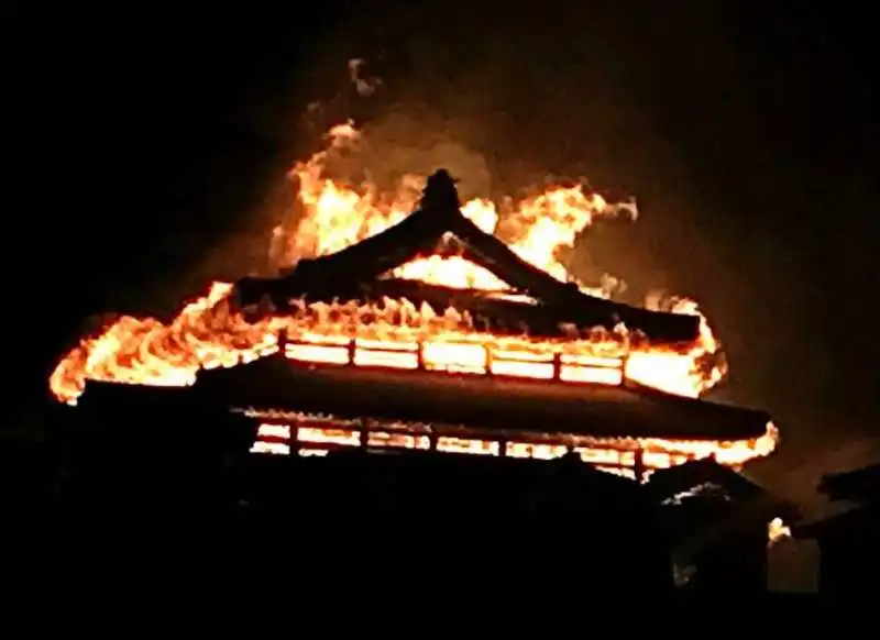 incendio al castello shuri di okinawa 27