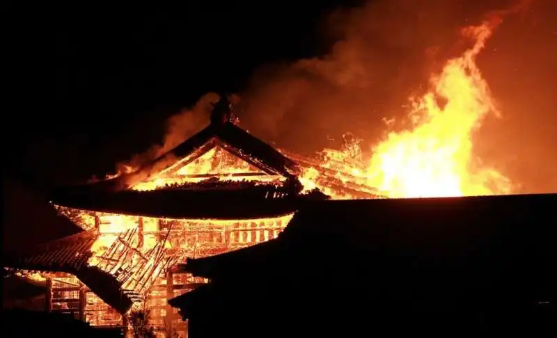 incendio al castello shuri di okinawa 28