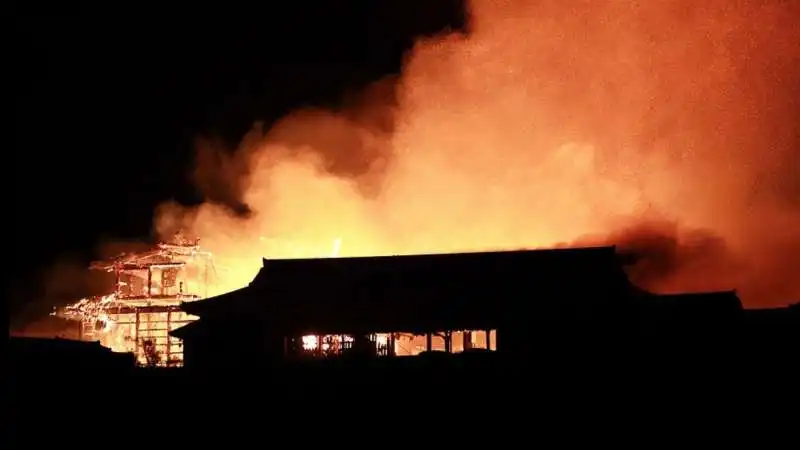 incendio al castello shuri di okinawa 6