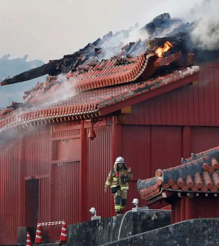 incendio al castello shuri di okinawa 7