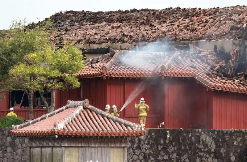 incendio al castello shuri di okinawa 8