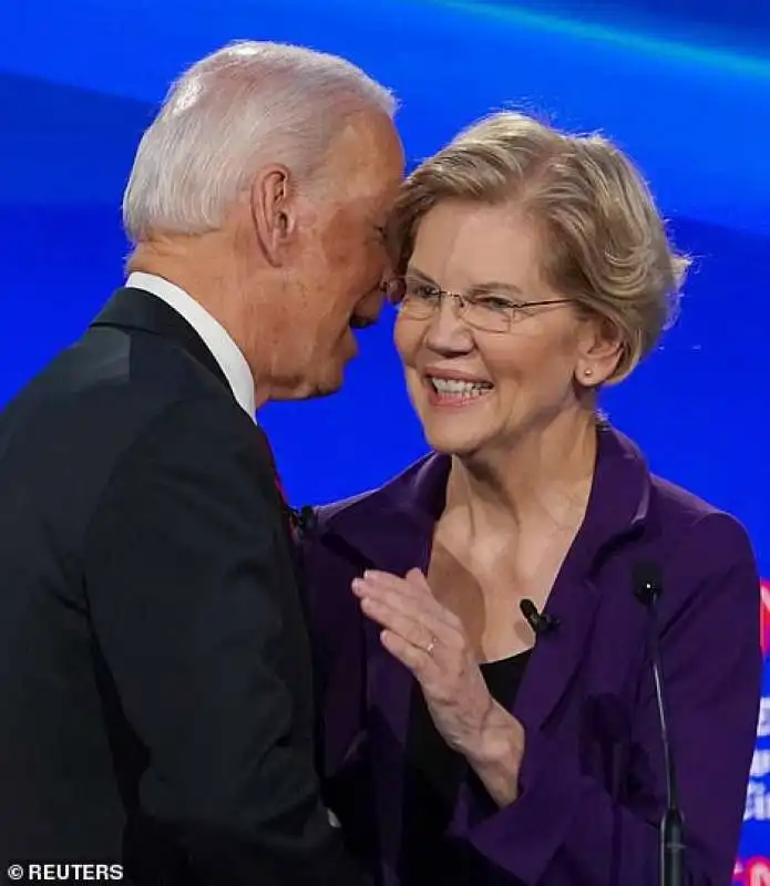 joe biden fa il piacione con elizabeth warren