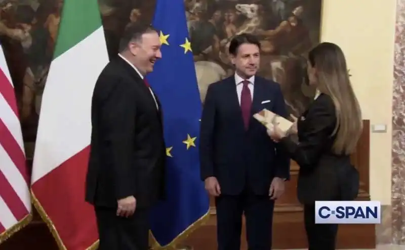 la iena alice martinelli consegna un pezzo di parmigiano a mike pompeo