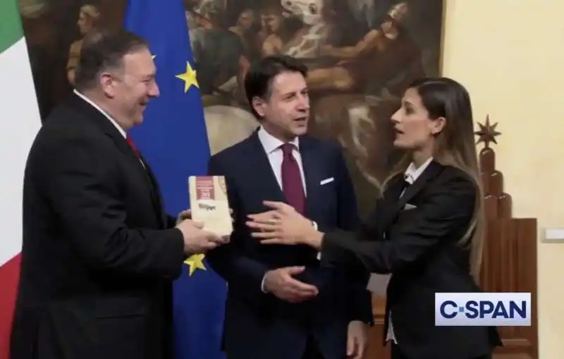 la iena alice martinelli consegna un pezzo di parmigiano a mike pompeo 4