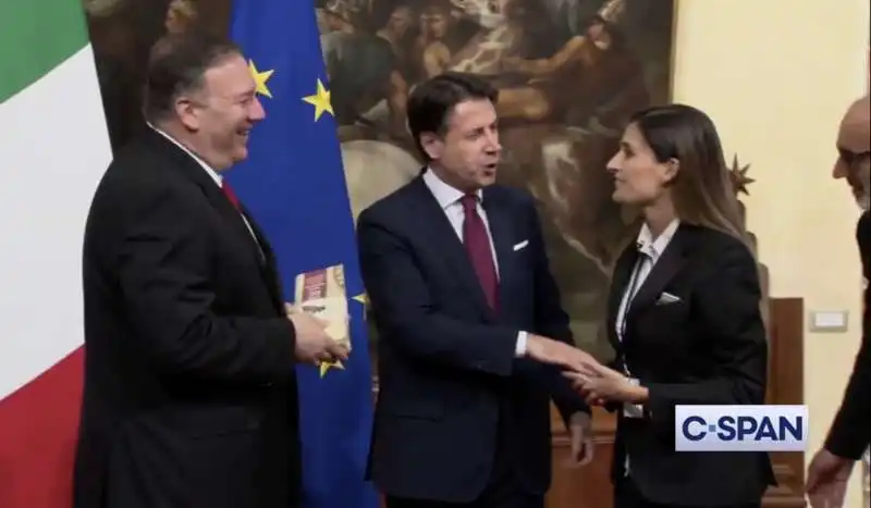 la iena alice martinelli consegna un pezzo di parmigiano a mike pompeo 6