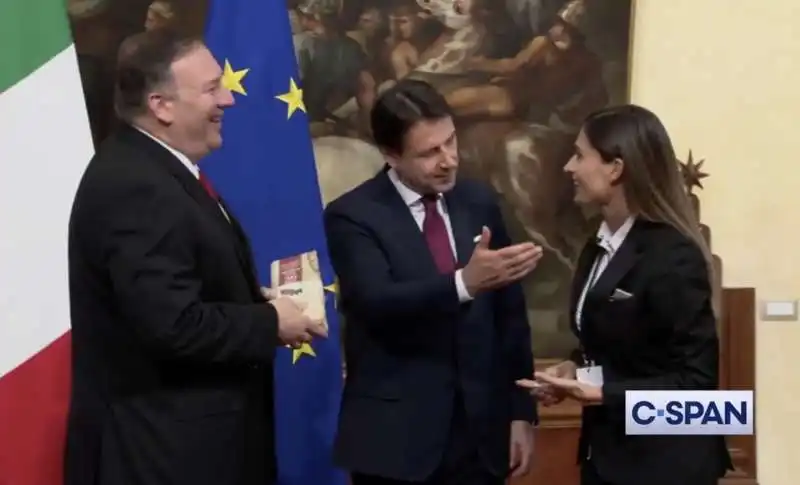 la iena alice martinelli consegna un pezzo di parmigiano a mike pompeo 7