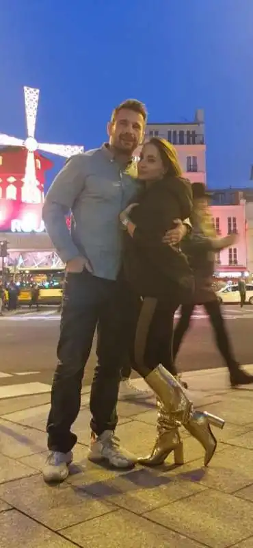 malena con manuel ferrara davanti al moulin rouge di parigi