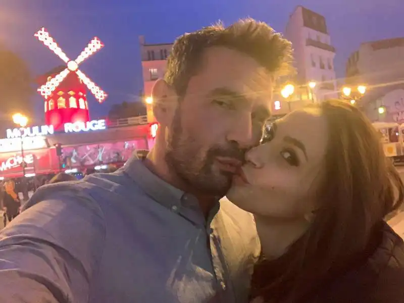 malena con manuel ferrara davanti al moulin rouge di parigi 2