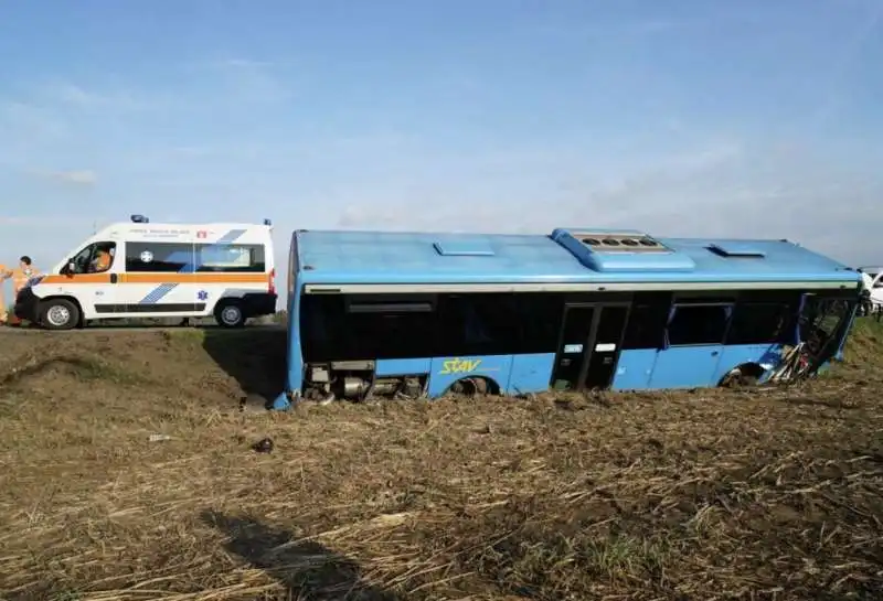 milano, pullman fuori strada con bambini a bordo 2