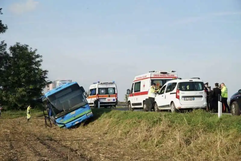 milano, pullman fuori strada con bambini a bordo 6