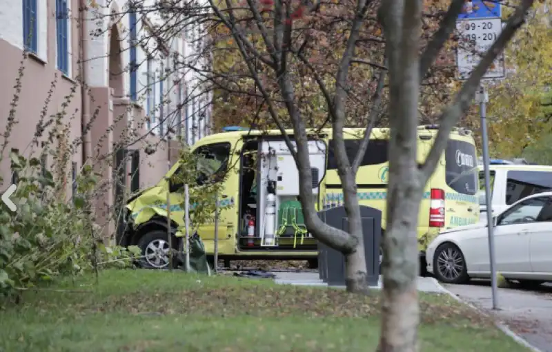 OSLO UOMO ARMATO RUBA AMBULANZA