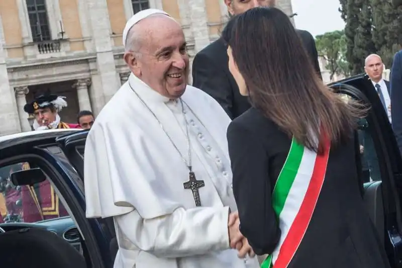 papa francesco e virginia raggi 5