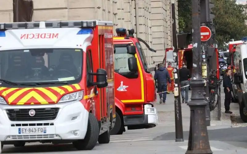 poliziotti  accoltellati a parigi