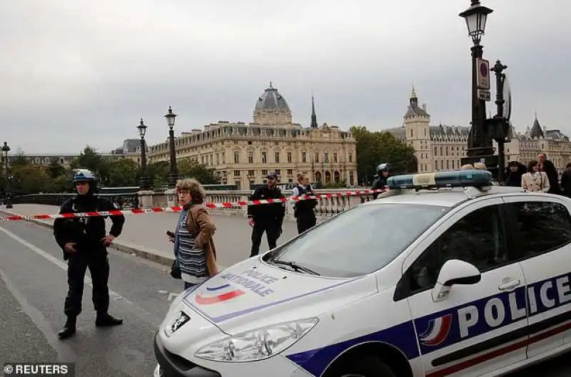 poliziotti accoltellati a parigi