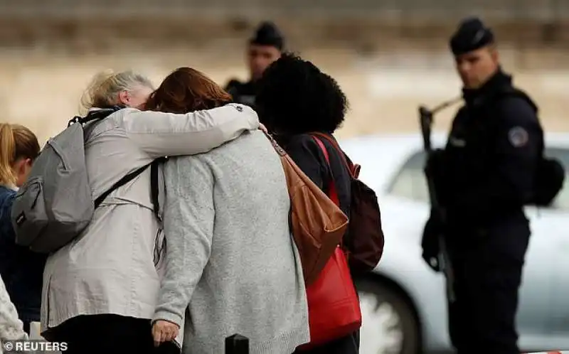 poliziotti accoltellati a parigi 2