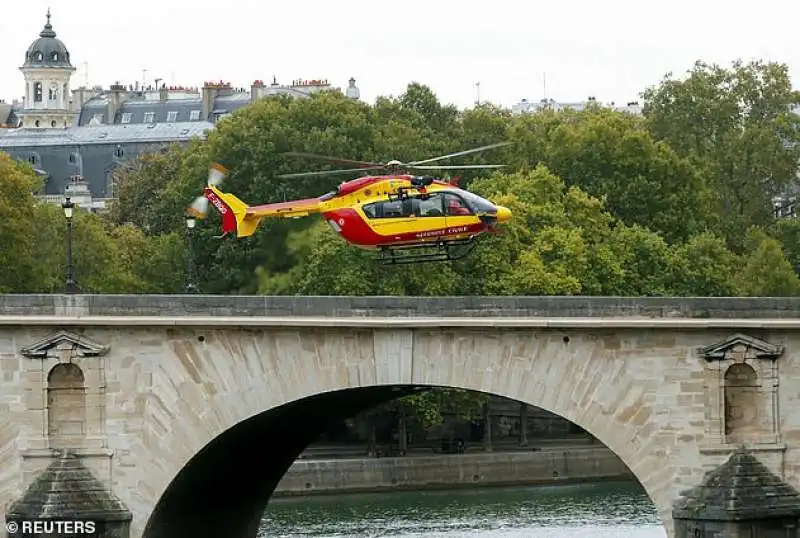 poliziotti accoltellati a parigi 3