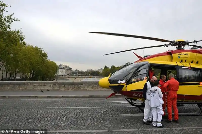 poliziotti accoltellati a parigi 4