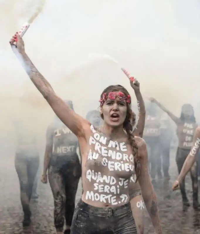 protesta delle femen a montparnasse 12