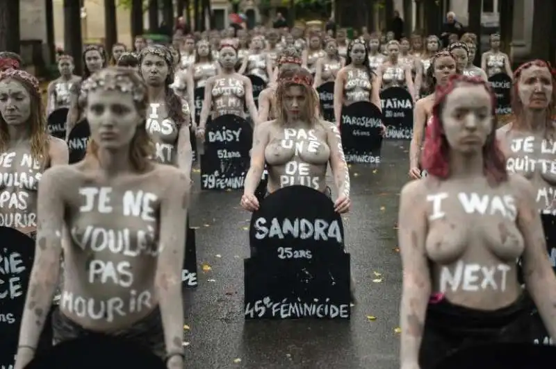 protesta delle femen a montparnasse 13