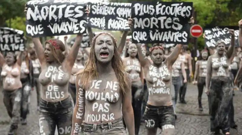 protesta delle femen a montparnasse 8