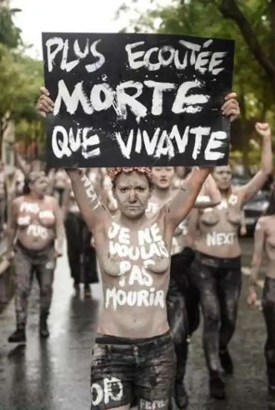 protesta delle femen a montparnasse 9