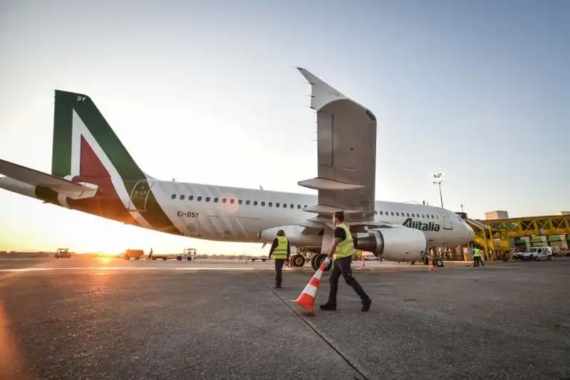 aereo alitalia atterra a linate