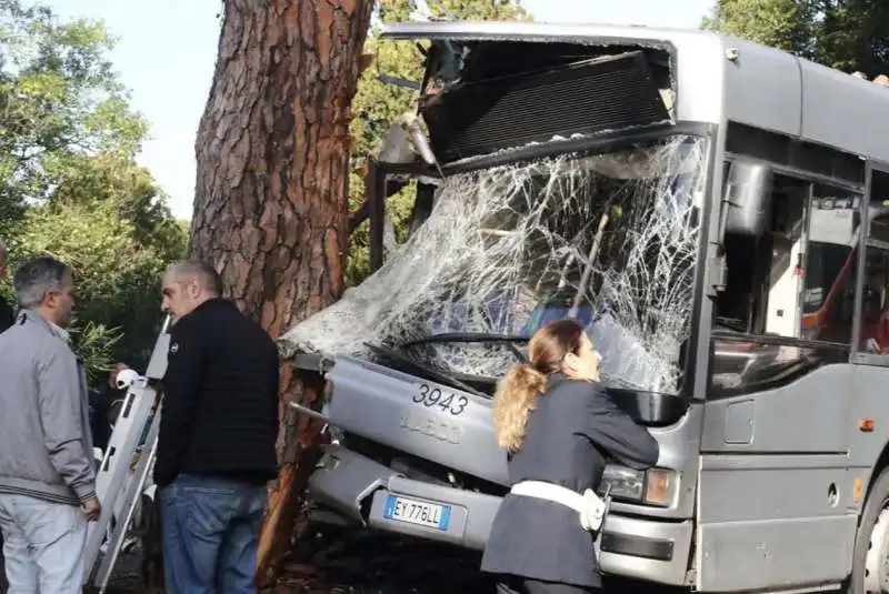 roma, autobus atac si schianta contro un albero 13