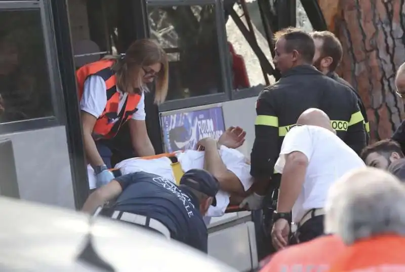 roma, autobus atac si schianta contro un albero 20