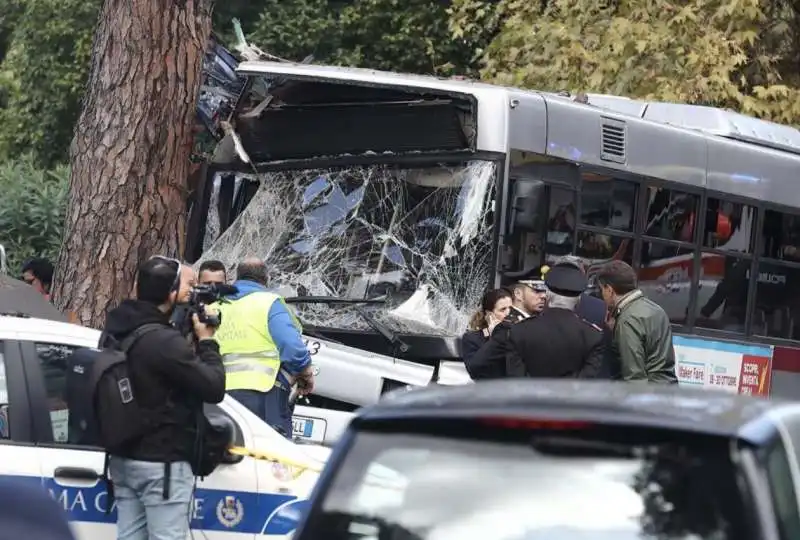 roma, autobus atac si schianta contro un albero 24