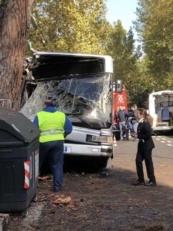 roma, autobus atac si schianta contro un albero 6