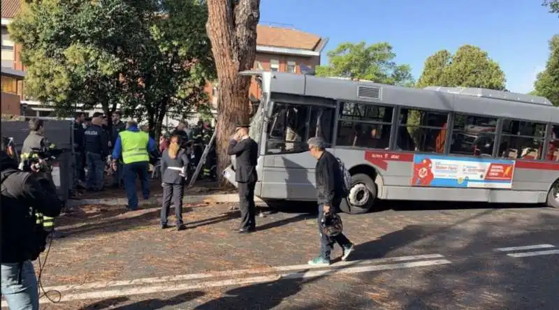 roma, autobus contro un albero sulla cassia