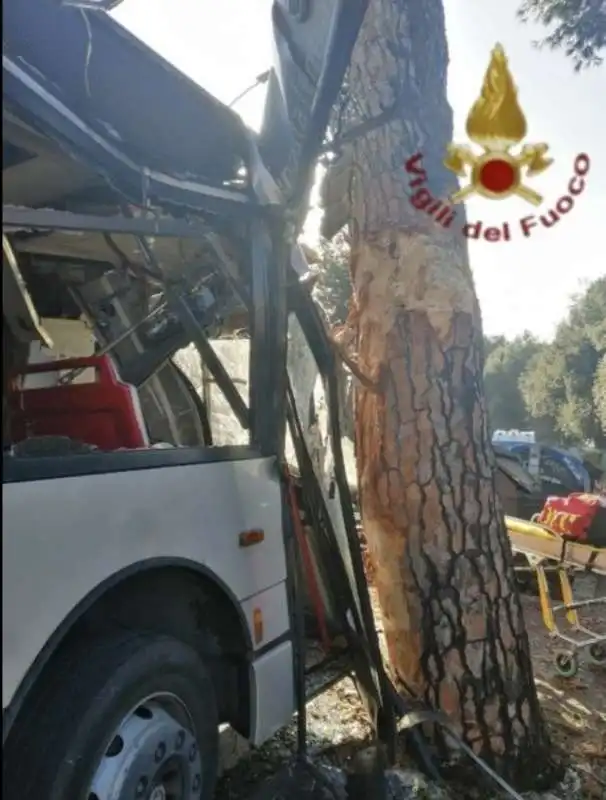 roma, autobus contro un albero sulla cassia 2