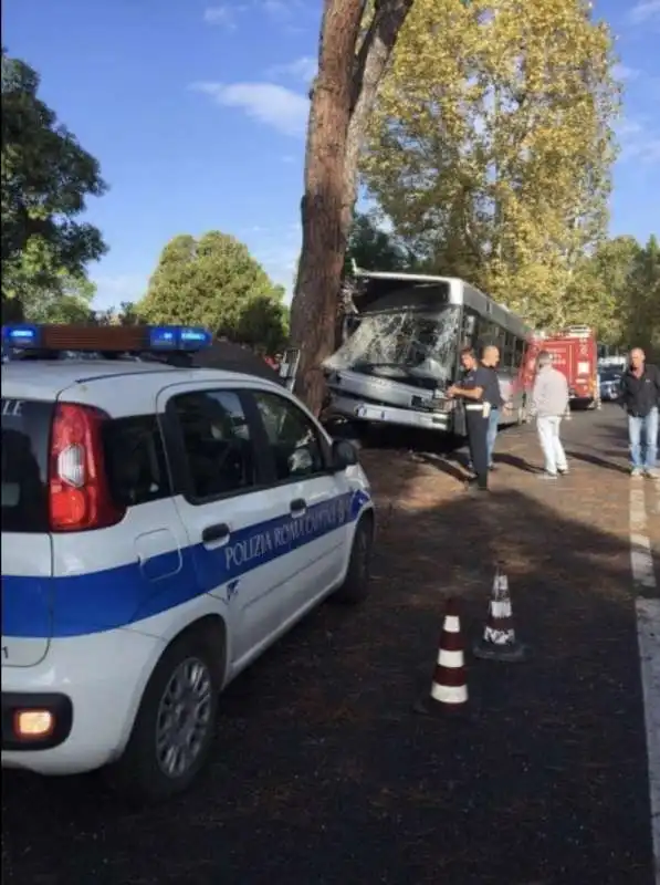 roma, autobus contro un albero sulla cassia 3