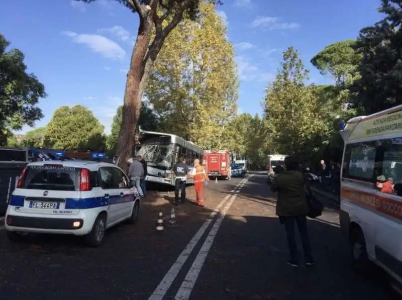 roma, autobus contro un albero sulla cassia 4