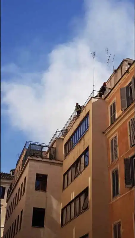 roma, incendio nel palazzo dell'ordine dei giornalisti 11