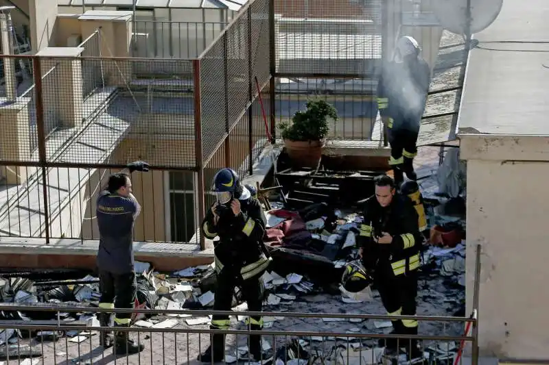 roma, incendio nel palazzo dell'ordine dei giornalisti 11