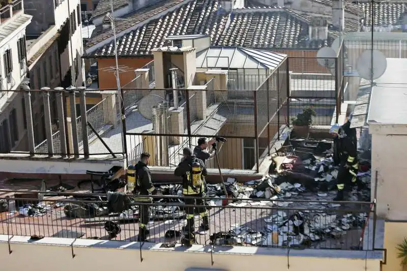 roma, incendio nel palazzo dell'ordine dei giornalisti 13