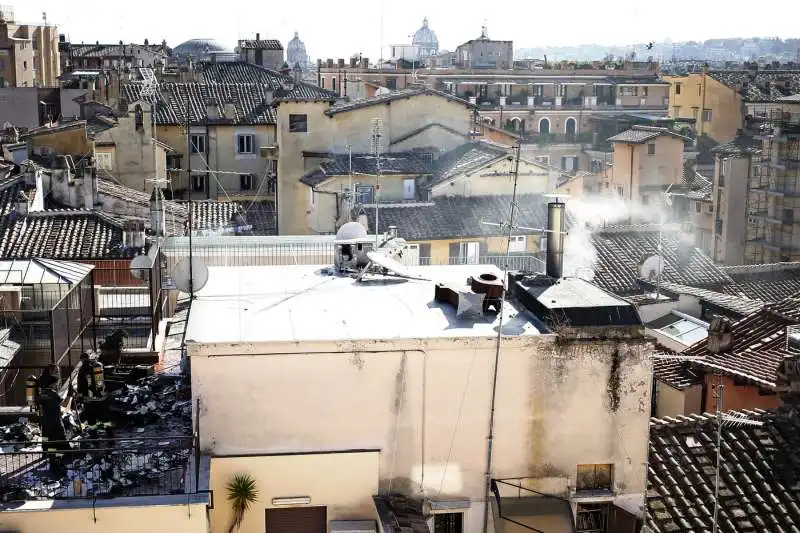 roma, incendio nel palazzo dell'ordine dei giornalisti 17