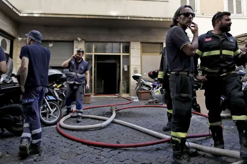 roma, incendio nel palazzo dell'ordine dei giornalisti 20