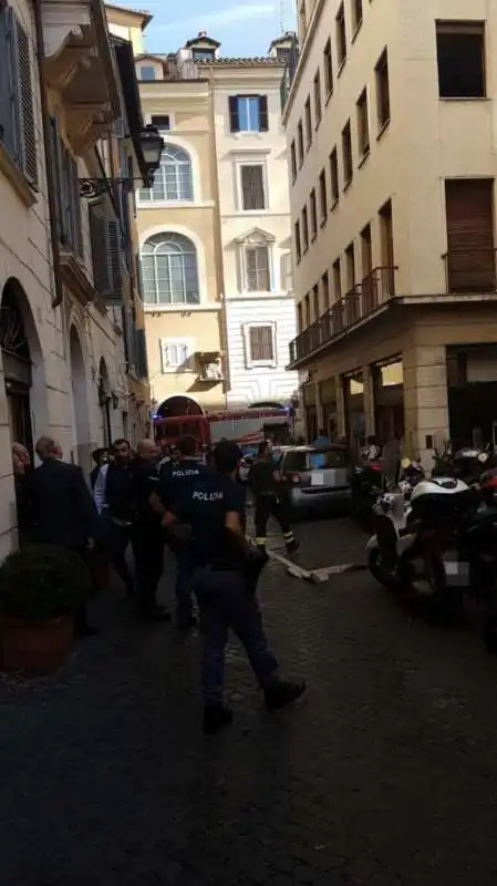 roma, incendio nel palazzo dell'ordine dei giornalisti 3