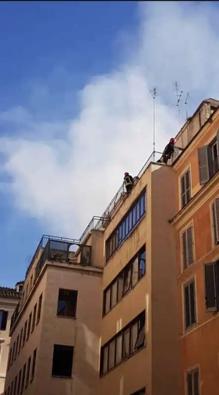 roma, incendio nel palazzo dell'ordine dei giornalisti 4