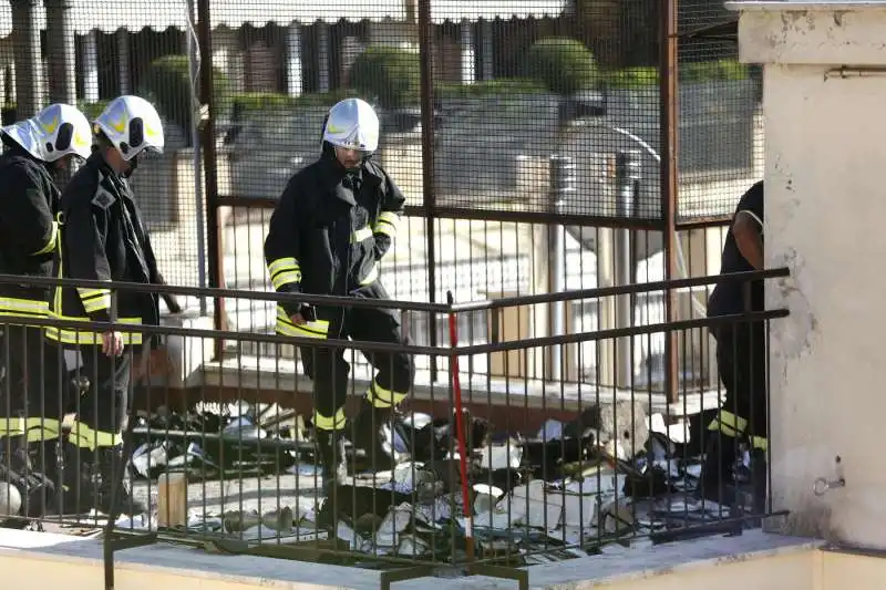 roma, incendio nel palazzo dell'ordine dei giornalisti 5