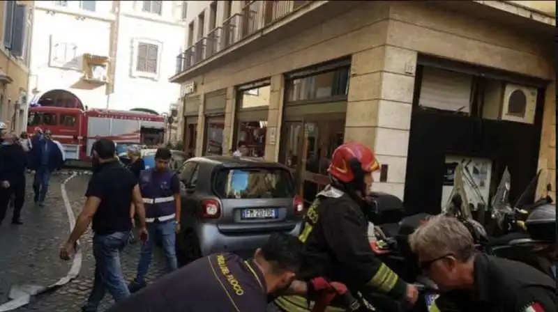 roma, incendio nel palazzo dell'ordine dei giornalisti 6