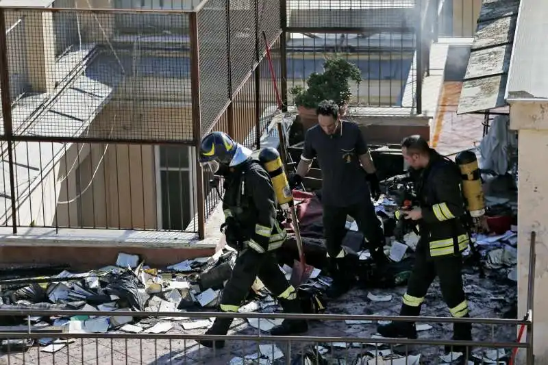 roma, incendio nel palazzo dell'ordine dei giornalisti 8