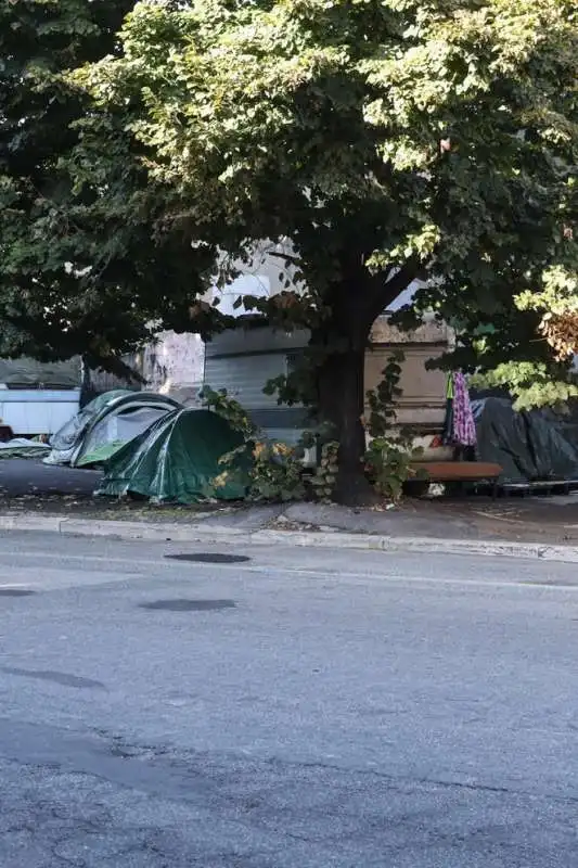 roma   le roulotte accanto al verano