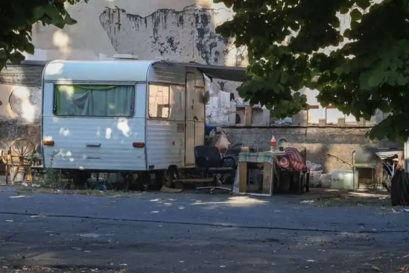 roma   le roulotte accanto al verano      