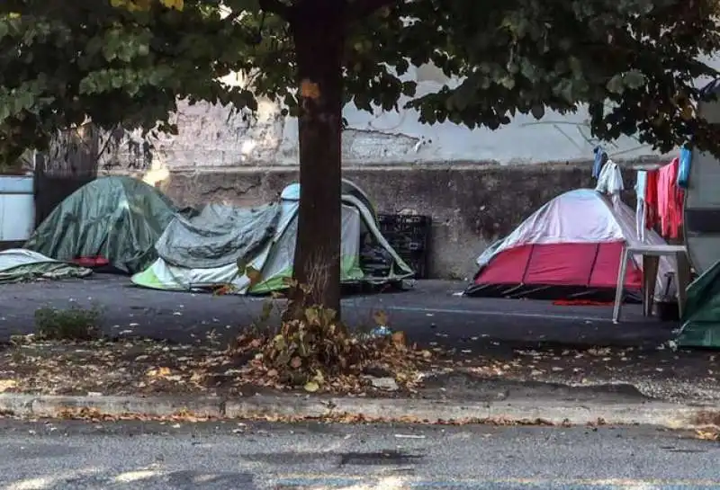 roma   le roulotte accanto al verano         