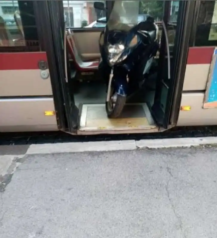 ROMA - SCOOTER PARCHEGGIATO NEL BUS   