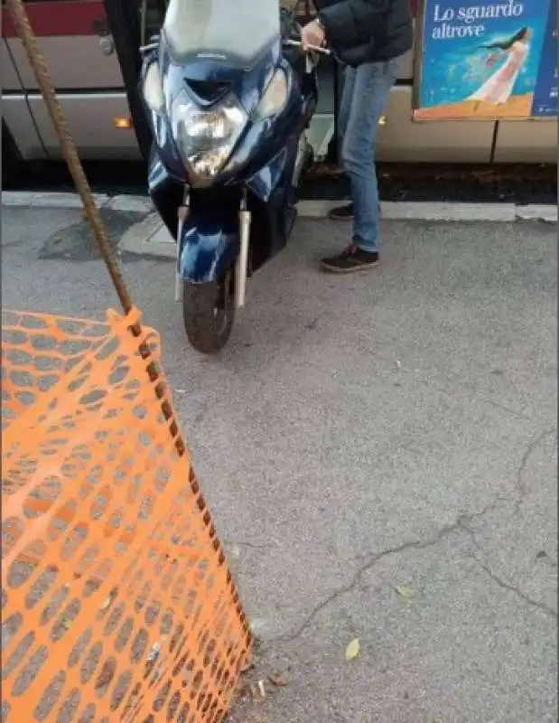 ROMA - SCOOTER PARCHEGGIATO NEL BUS  