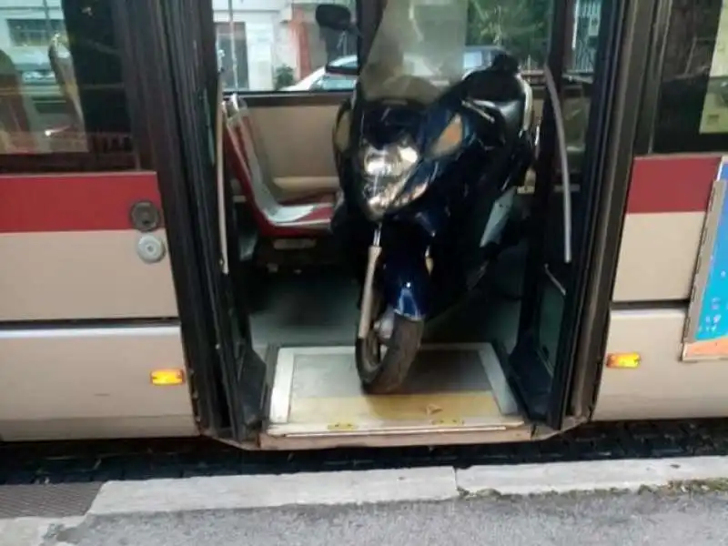 ROMA - SCOOTER PARCHEGGIATO NEL BUS